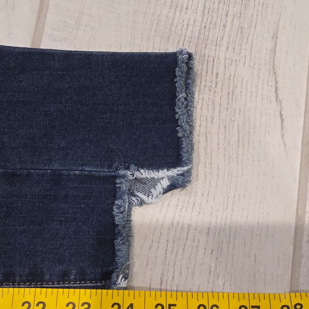 Just Black Women's Size 27 Cropped Raw Hem Cropped Straught Fit Step - Picture 6 of 9